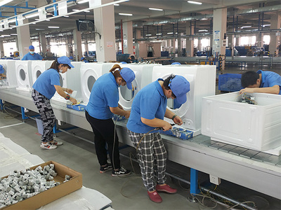 高效率!員工們忙碌地開展巴西客戶的衣物烘干機生產(chǎn)工作
